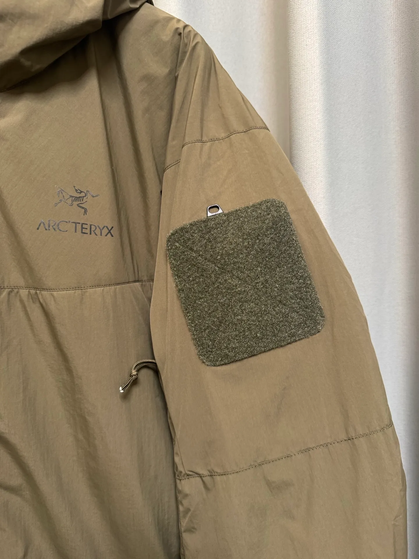【Premium 】 Arc·teryx 26fw ! N WINDSTOPPER 2L ， Coreloft 100 ， 。 Cold Series ， ， ， ！ ， 。 windstopper ,n Gossamera Fusion WS。 ， ： 1： WINDSTOPPER ， ， ， ， 。 Coreloft ， 。 。 2： 。 3： ， ， 。 4： ， ， 。 ， ， 。 ！ ， ！ ： / Gray/ Size：s/m/l/xl/xxl